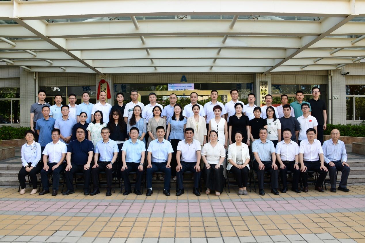 说明: E:\10——新闻稿件\2025年\7——广东医科大学附属疾病预防控制中心（市卫生监督所）揭牌仪式\大合影.jpg